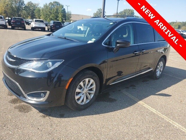 2018 Chrysler Pacifica Touring Plus photo 3