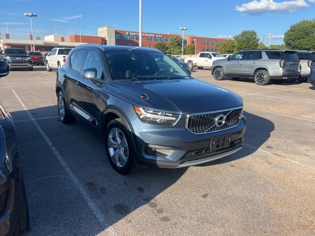 2022 Volvo XC40 Momentum photo 3