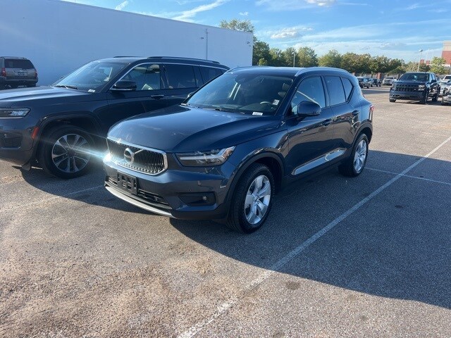 2022 Volvo XC40 Momentum photo 2