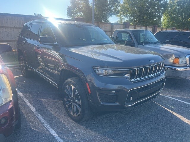 2022 Jeep Grand Cherokee Overland photo 2