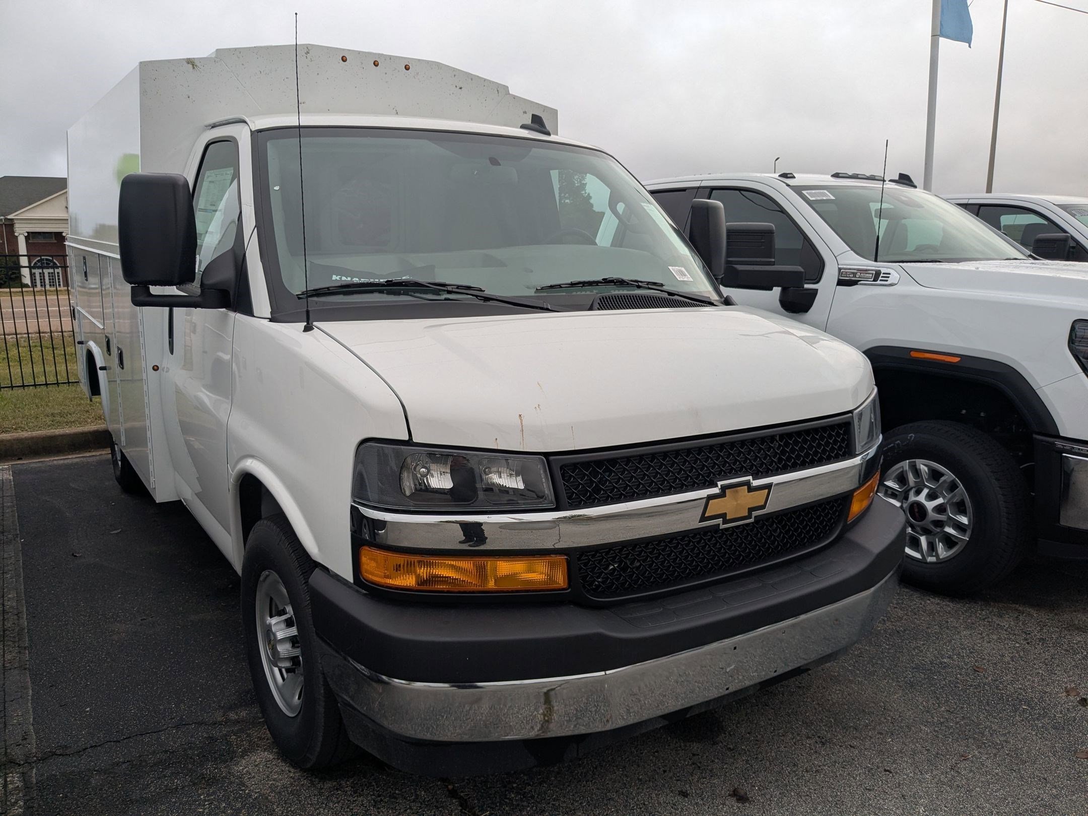 2025 Chevrolet Express Cutaway 3500 photo 2