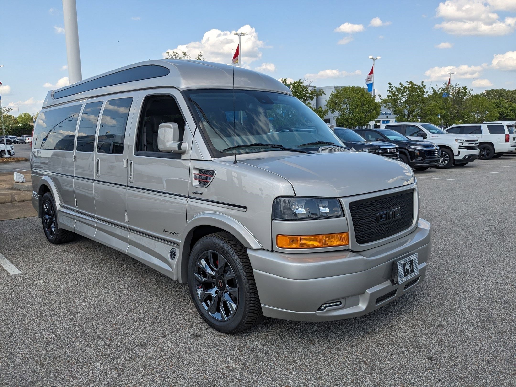 2025 Gmc Savana 2500 photo 2