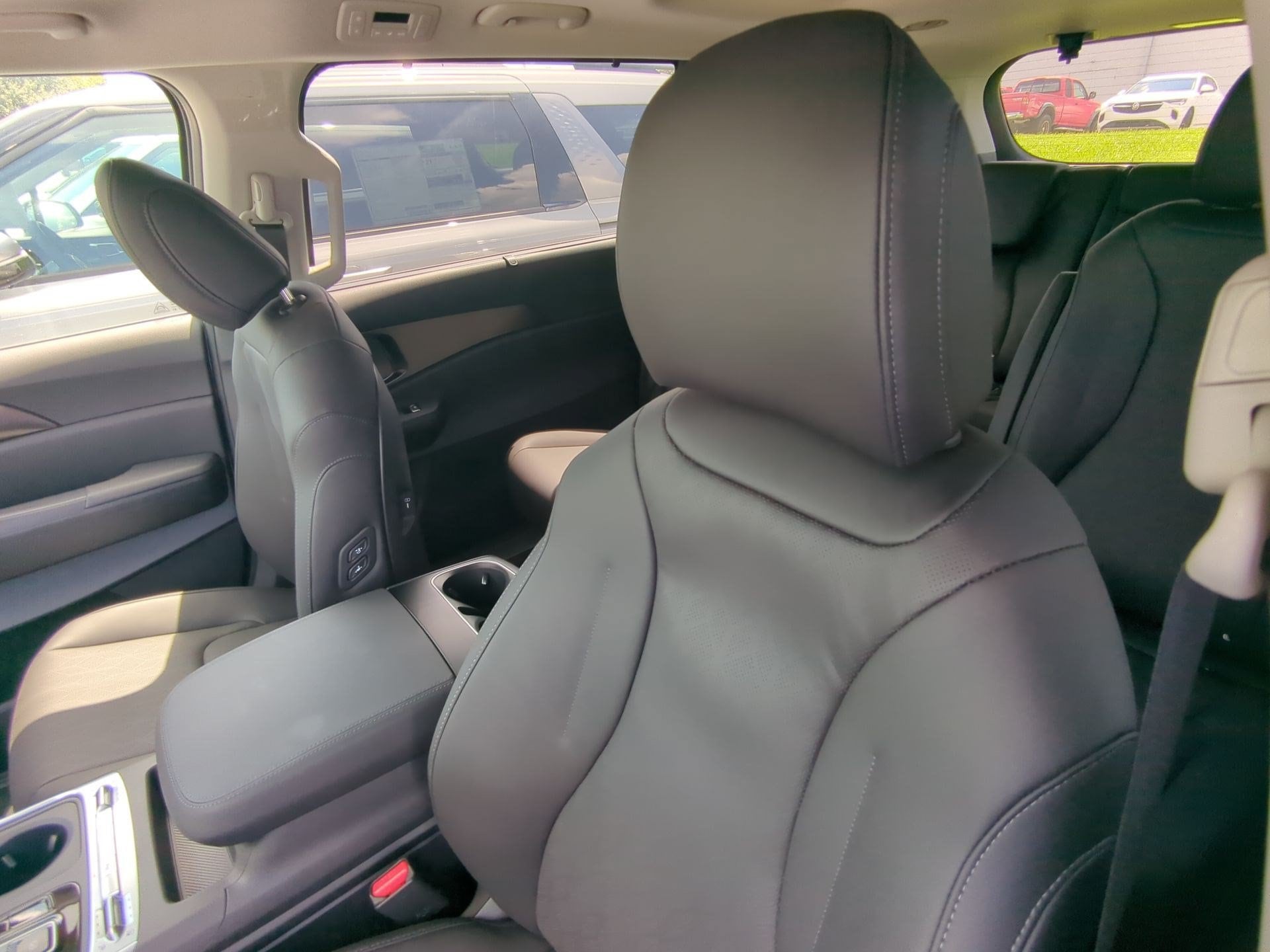 2027 Kia Carnival SX - Photo 12