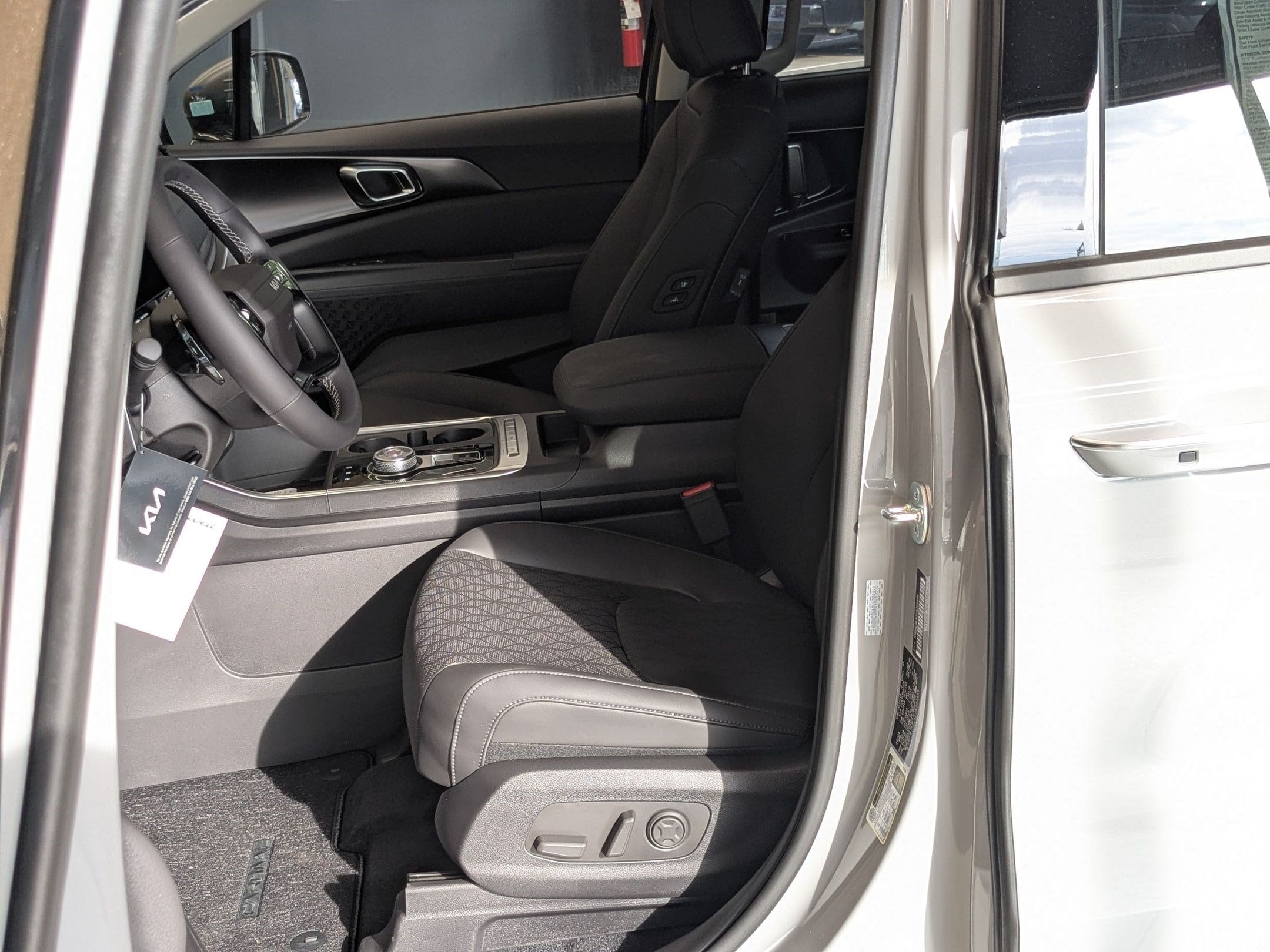 2027 Kia Carnival EX - Photo 8