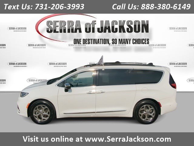 2023 Chrysler Pacifica Limited's photo
