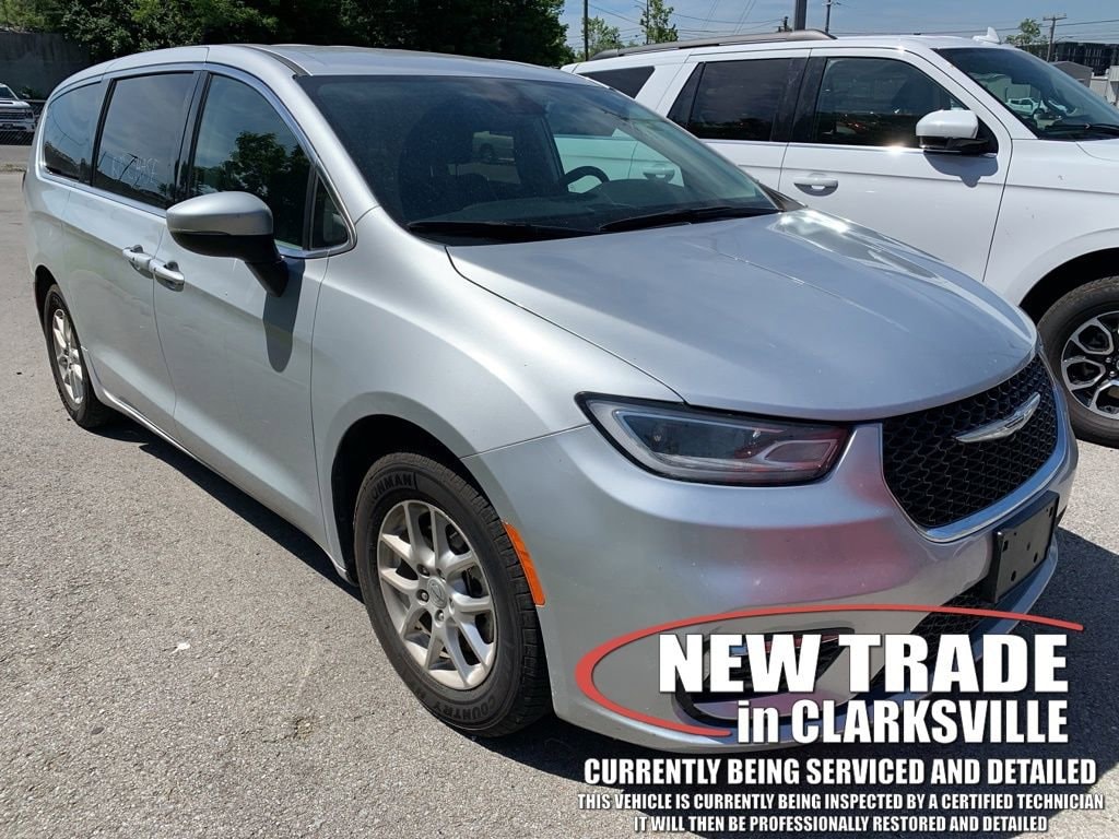 2023 Chrysler Pacifica Touring L's photo