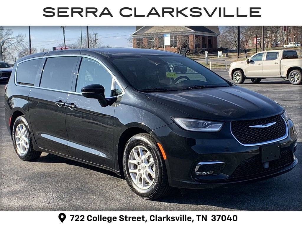 2023 Chrysler Pacifica Touring L's photo