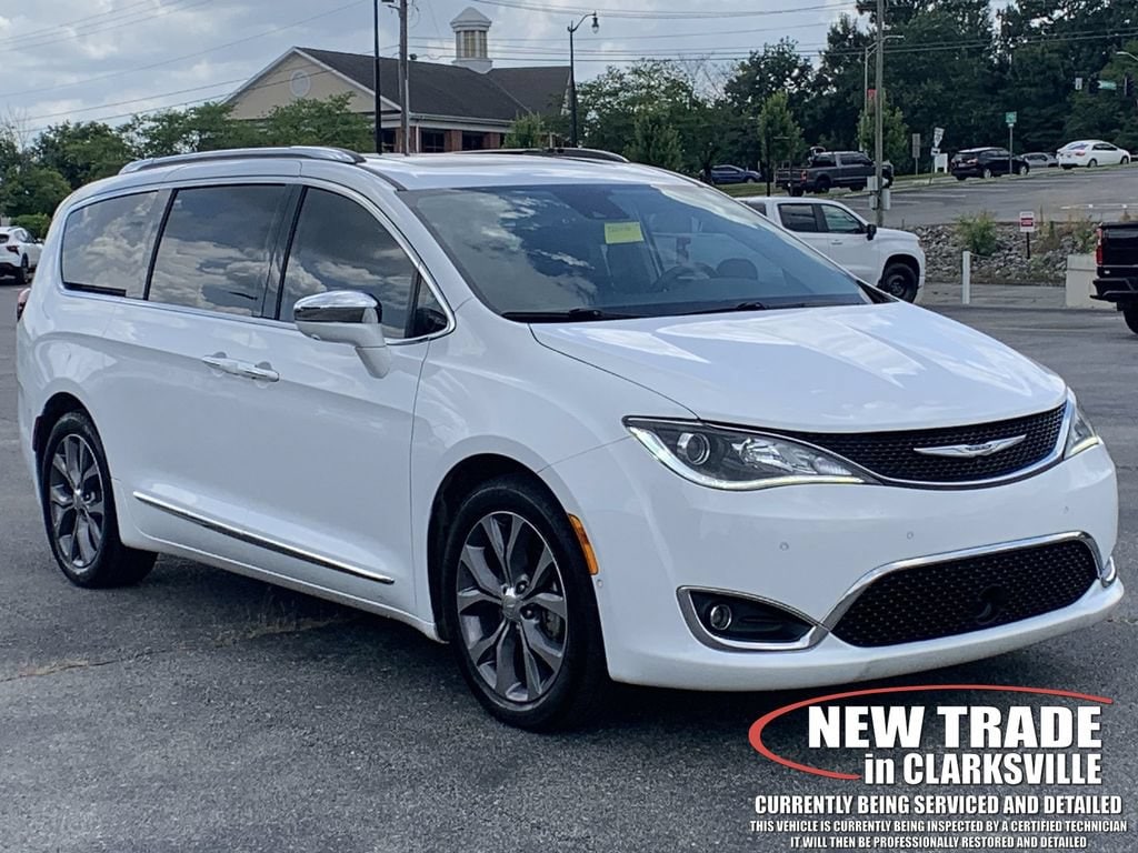 2019 Chrysler Pacifica Limited's photo