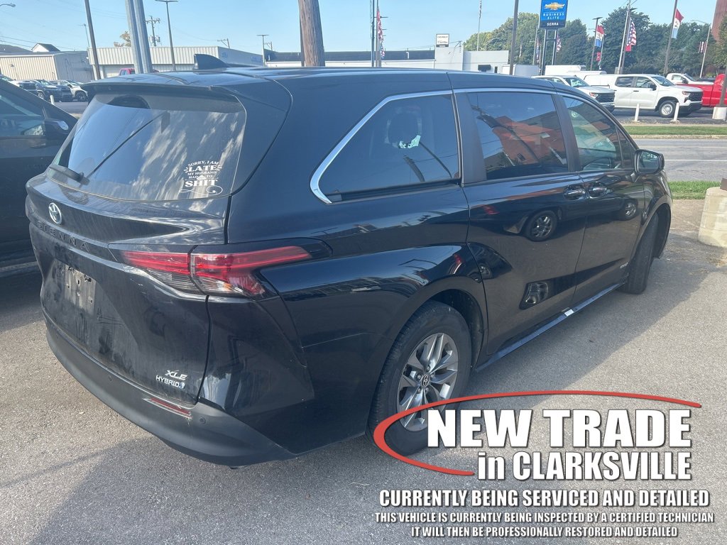 2021 Toyota Sienna XLE photo 3