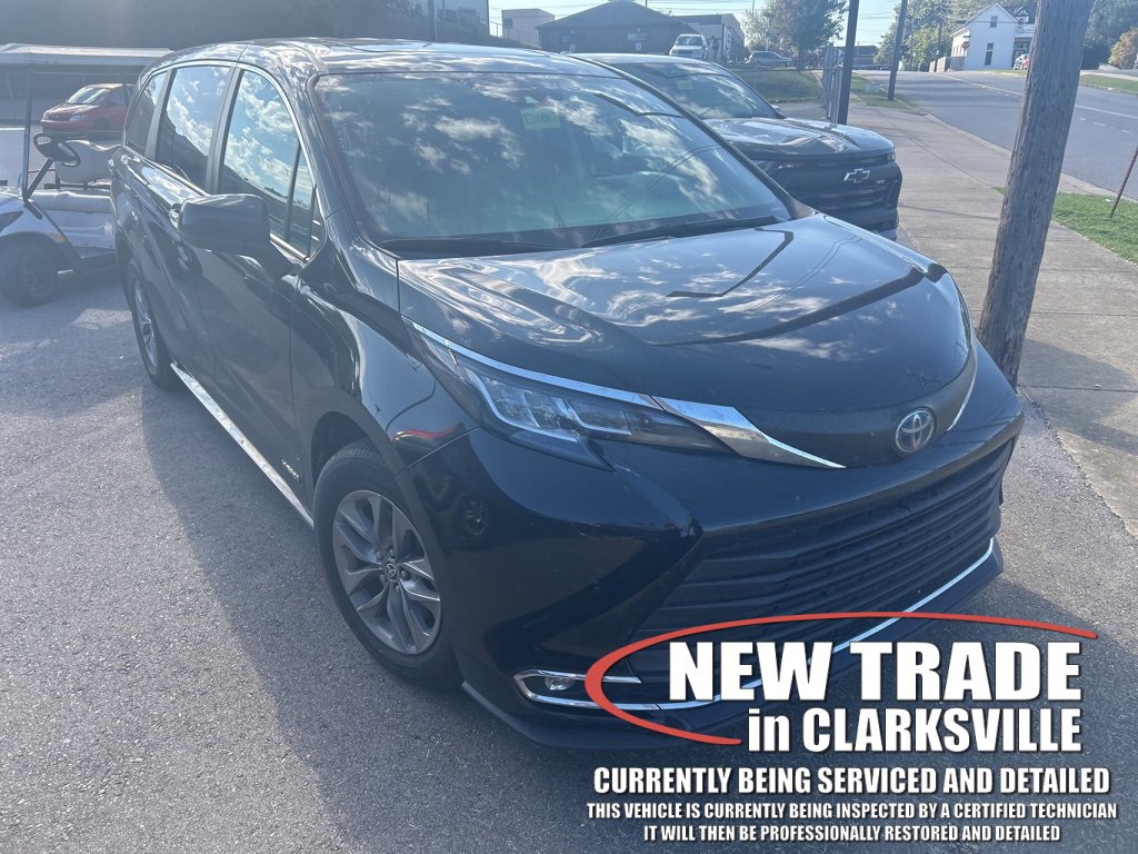 2021 Toyota Sienna XLE photo 2