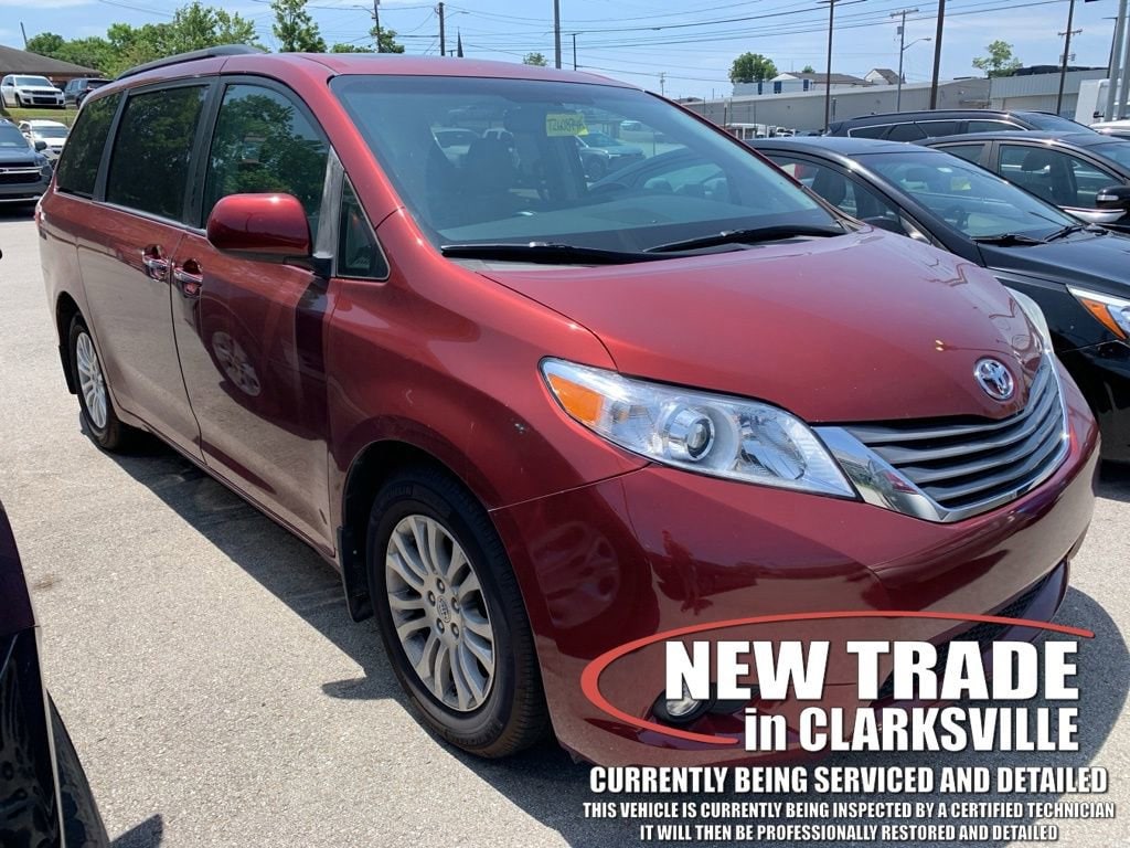 2017 Toyota Sienna XLE V6 7-Passenger Access Seat's photo