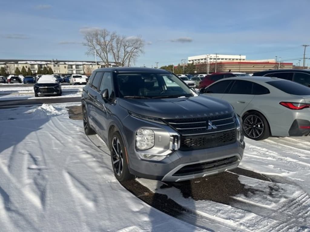 Used 2023 Mitsubishi Outlander SE