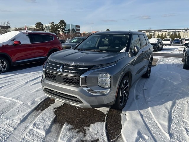 2023 Mitsubishi Outlander SE's photo