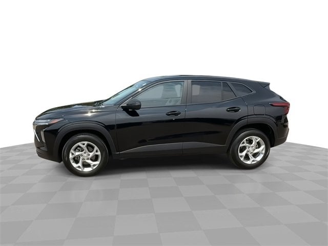 Used 2024 Chevrolet Trax LS with VIN KL77LFE2XRC115393 for sale in Southfield, MI