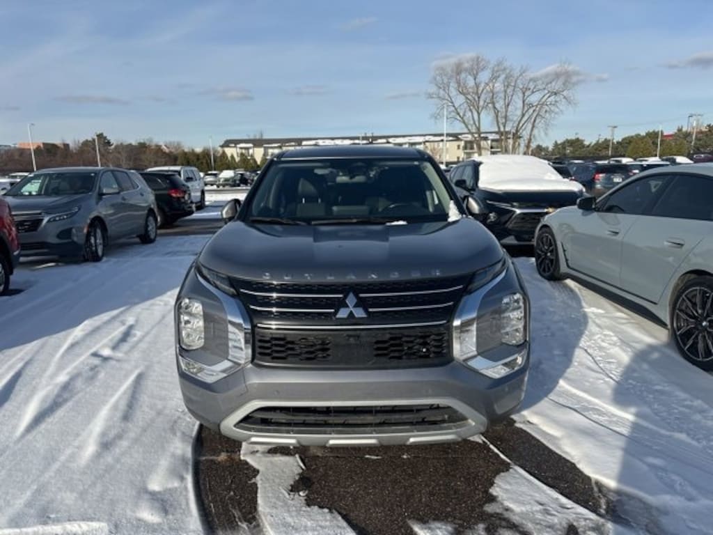 Used 2023 Mitsubishi Outlander SE