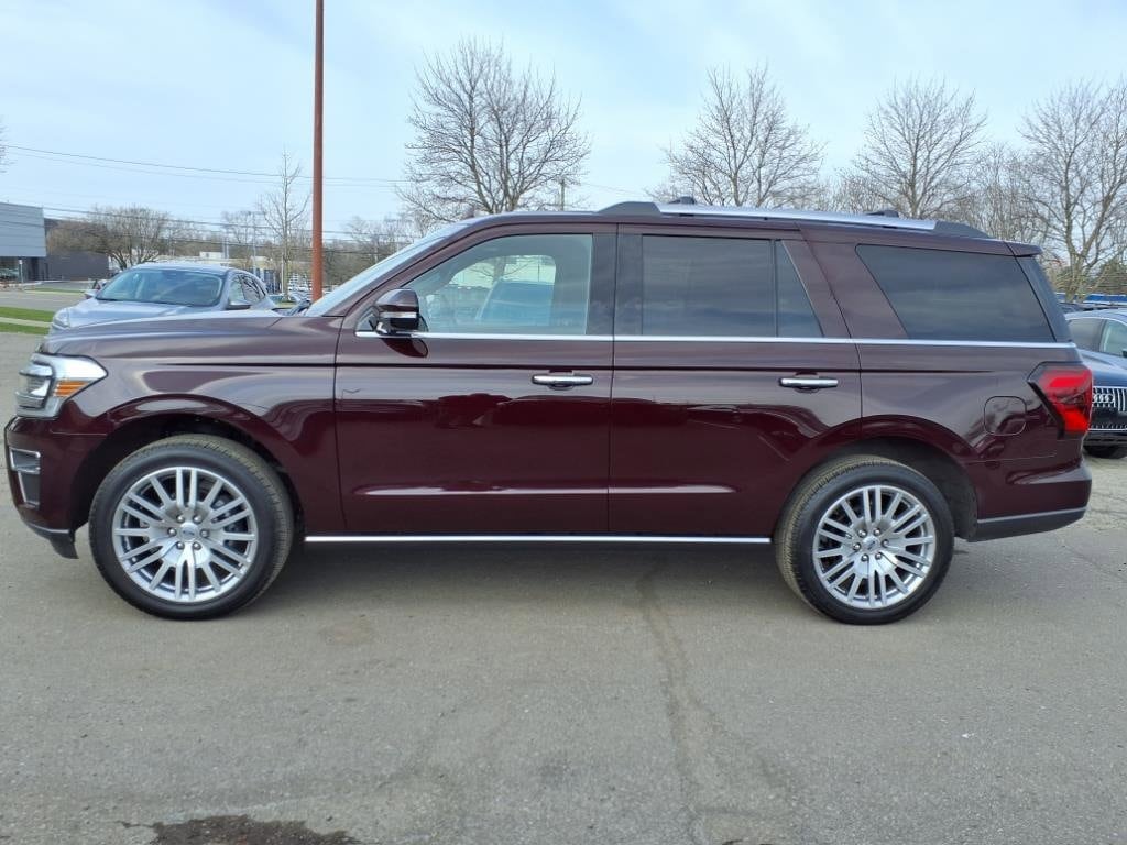 Used 2024 Ford Expedition Limited with VIN 1FMJU2A85REA02556 for sale in Farmington, MI