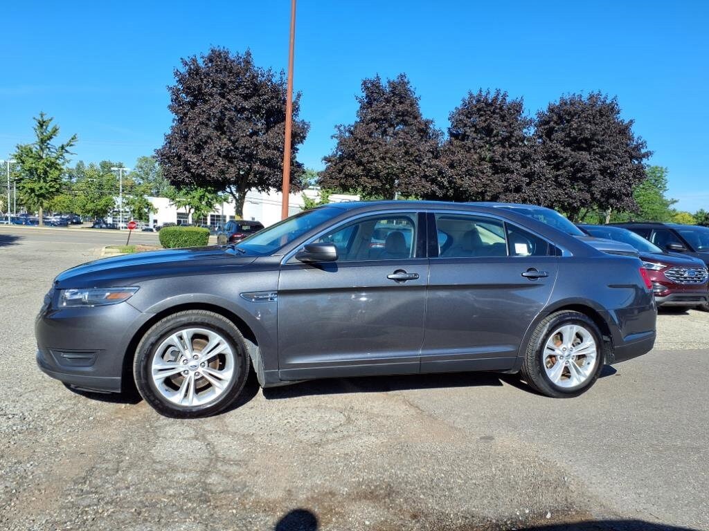 2019 Ford Taurus SEL photo 2