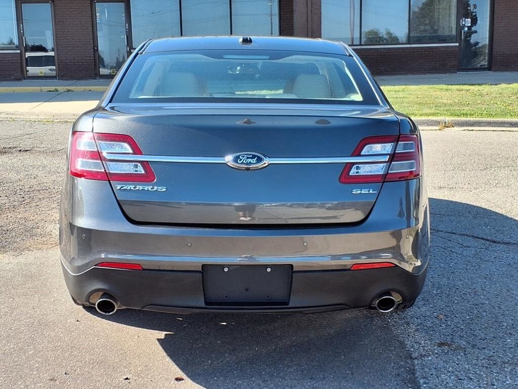 2019 Ford Taurus SEL photo 4