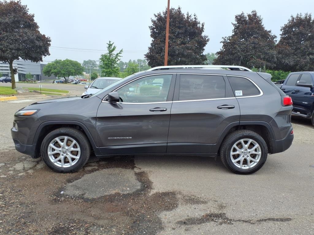 Used 2017 Jeep Cherokee Latitude with VIN 1C4PJLCB5HW535425 for sale in Farmington, MI