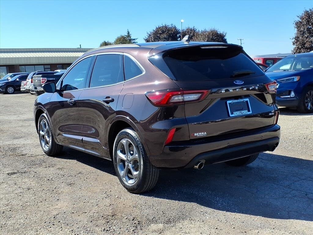 2023 Ford Escape ST-Line photo 2