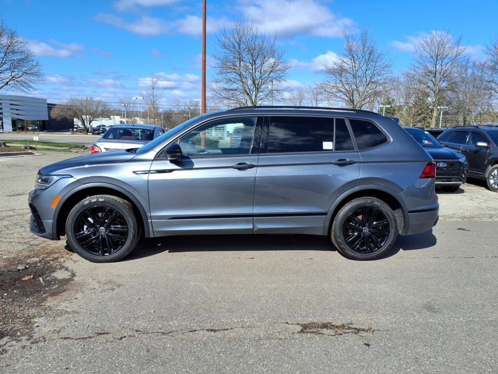 Used 2022 Volkswagen Tiguan SE R-LINE BLACK with VIN 3VV8B7AX3NM104991 for sale in Farmington, MI