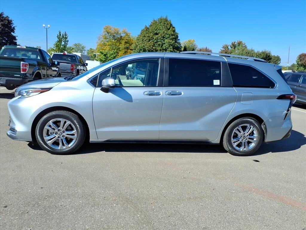 2022 Toyota Sienna Platinum photo 2