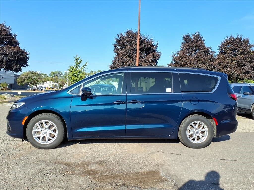 2022 Chrysler Pacifica Touring L photo 2
