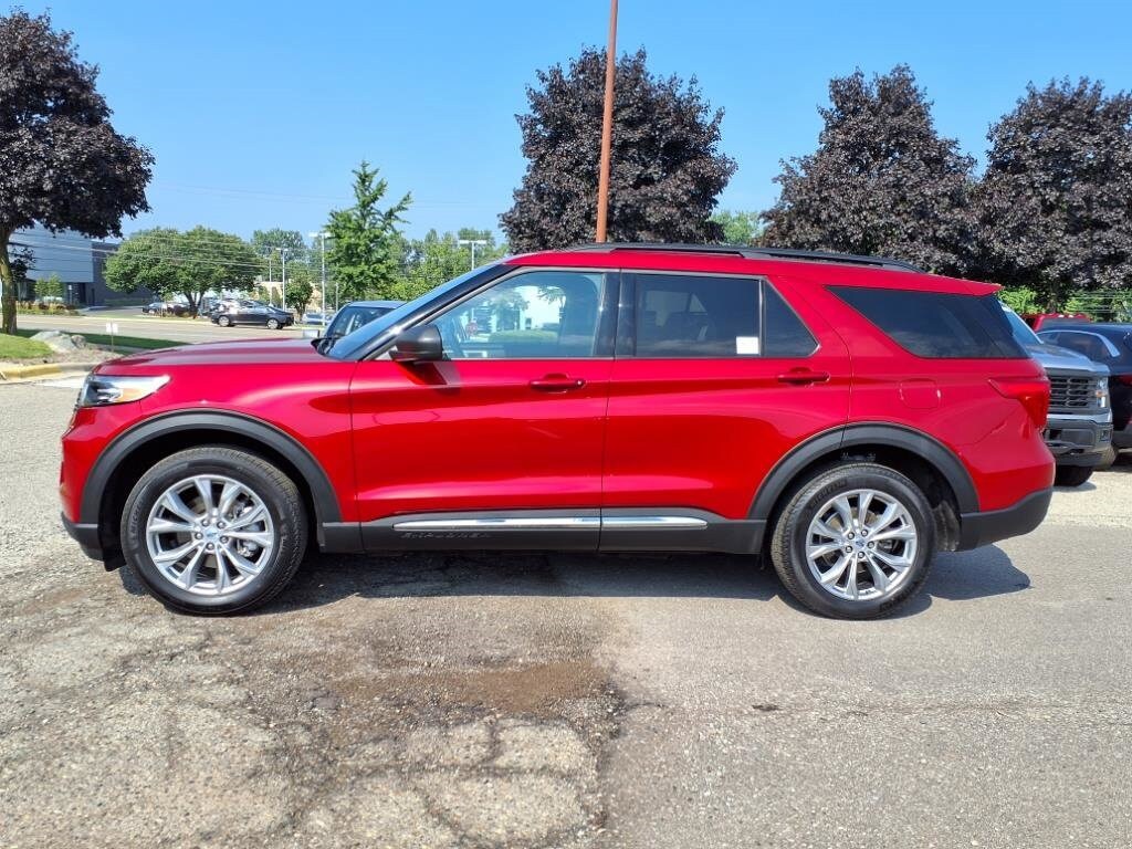 2023 Ford Explorer XLT photo 2