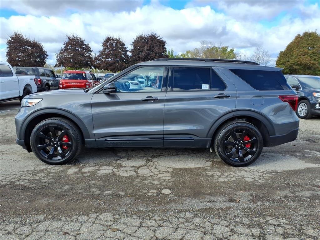 2023 Ford Explorer ST photo 2