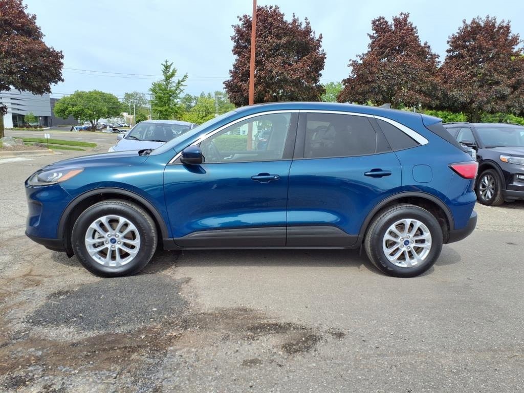 Used 2020 Ford Escape SE with VIN 1FMCU9G62LUB87685 for sale in Farmington, MI