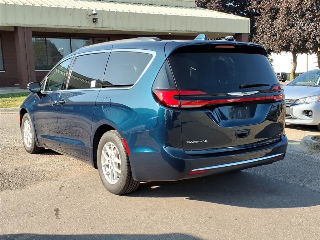2022 Chrysler Pacifica Touring L photo 3