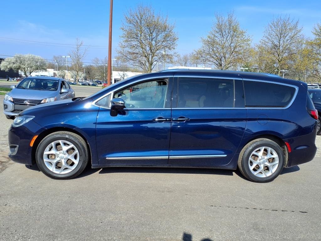 Used 2020 Chrysler Pacifica Limited with VIN 2C4RC1GG2LR111747 for sale in Farmington, MI
