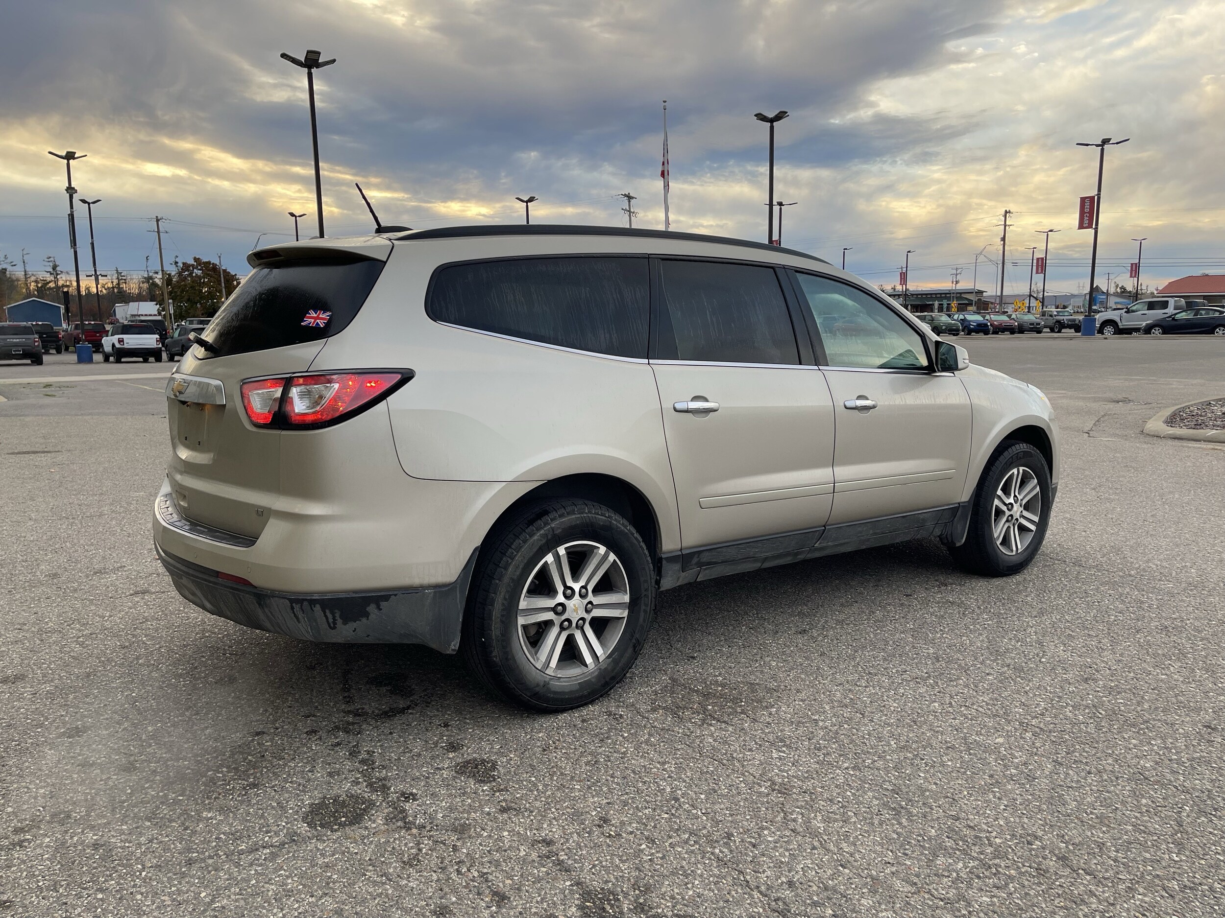 2017 Chevrolet Traverse 2LT photo 3