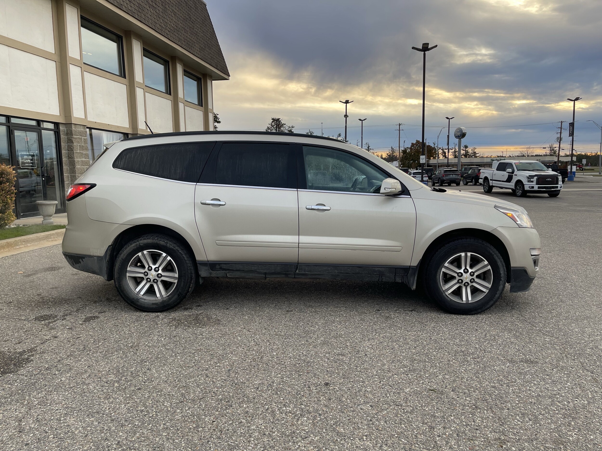 2017 Chevrolet Traverse 2LT photo 2