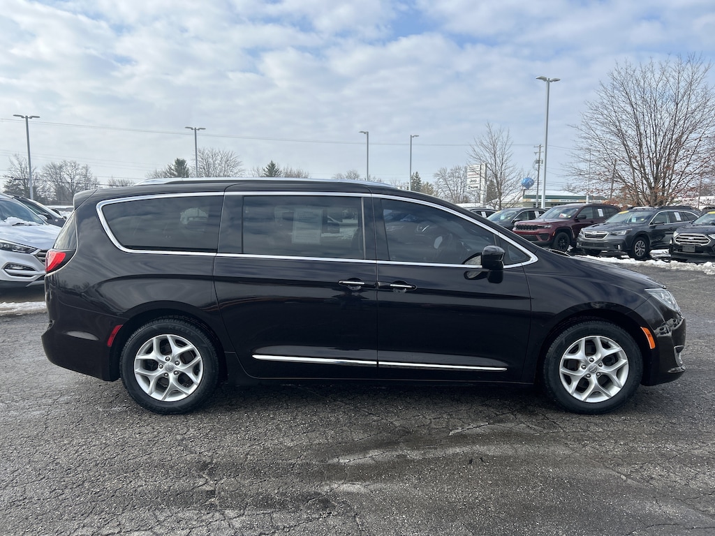2018 Chrysler Pacifica Touring Plus photo 2
