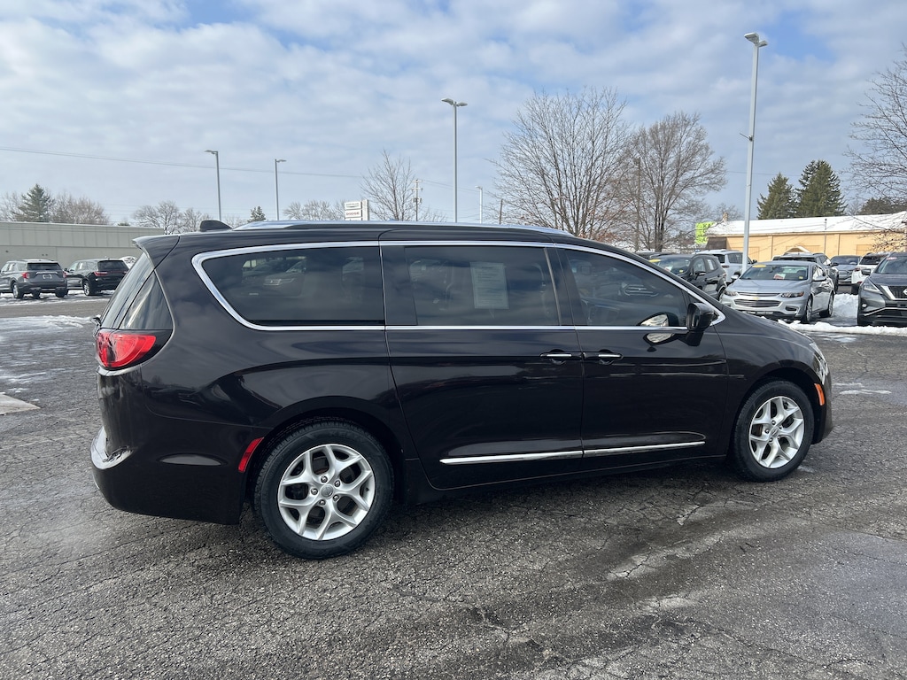 2018 Chrysler Pacifica Touring Plus photo 3