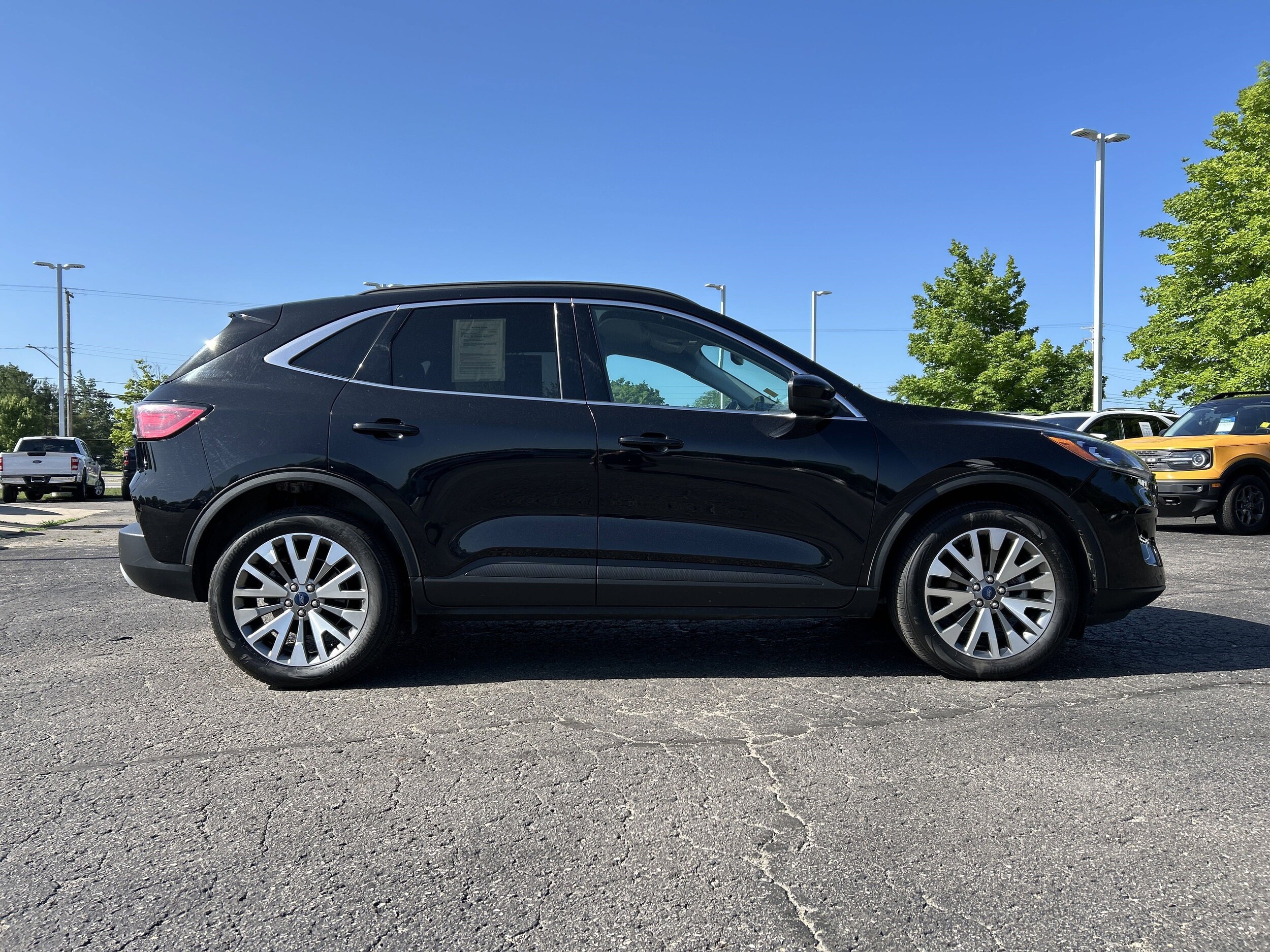 2022 Ford Escape Titanium photo 2