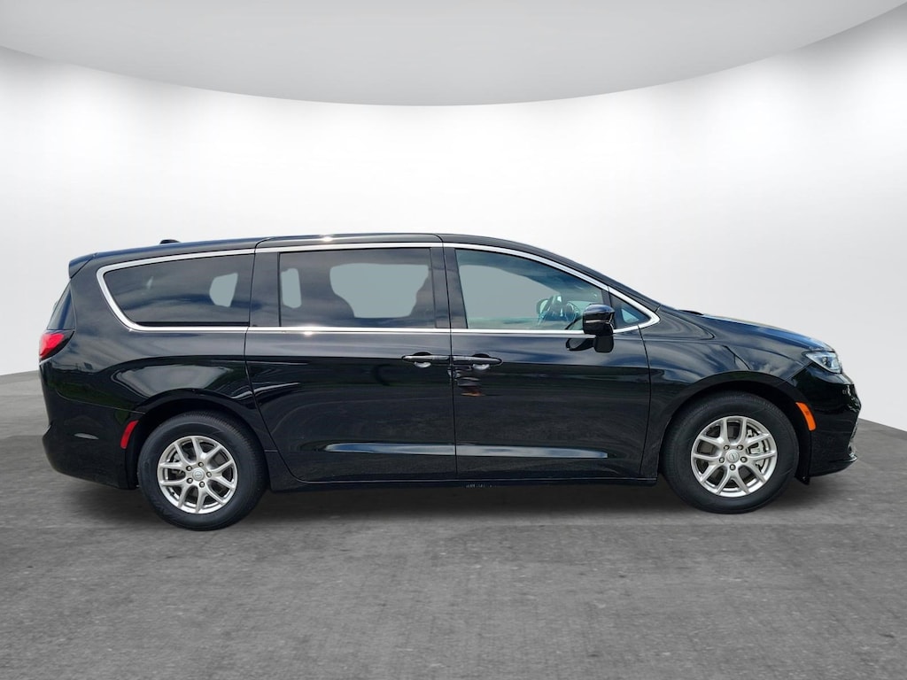 Used 2026 Chrysler Pacifica Select Van Passenger Van