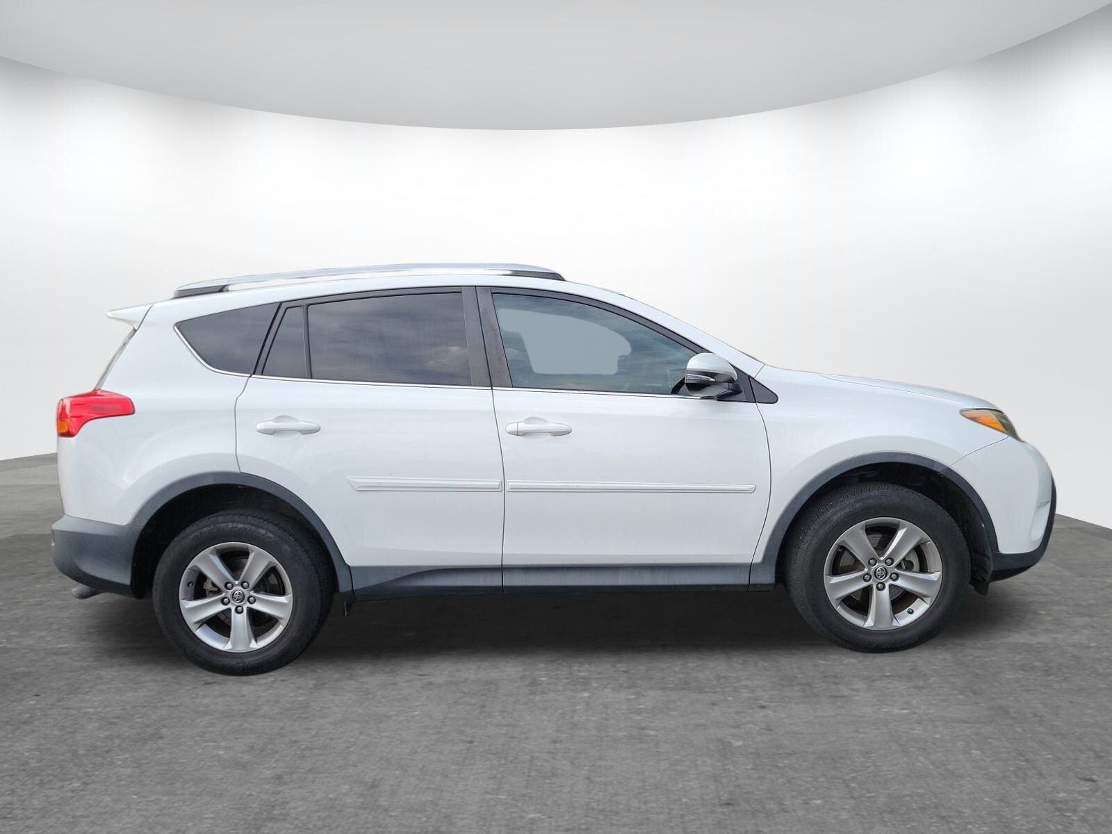 2015 Toyota RAV4 XLE photo 2
