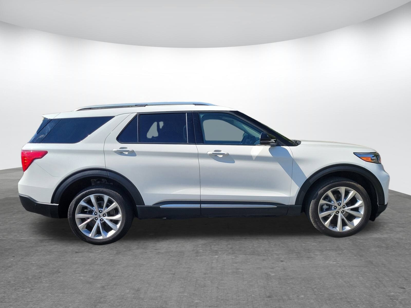 2022 Ford Explorer Platinum photo 2