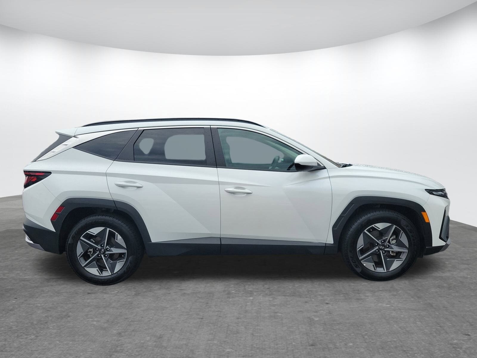 2025 Hyundai Tucson SEL photo 2