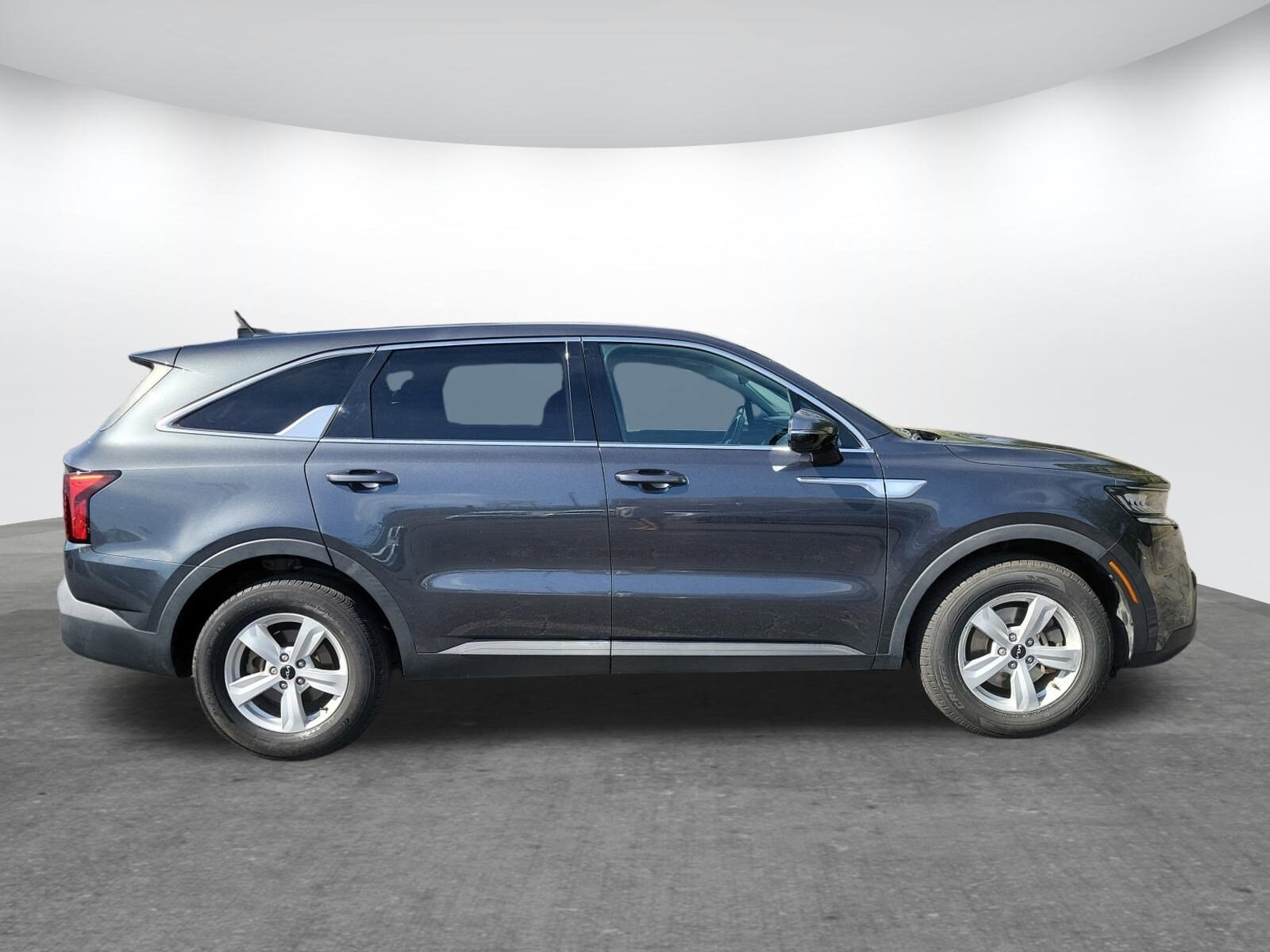 2022 Kia Sorento LX photo 2