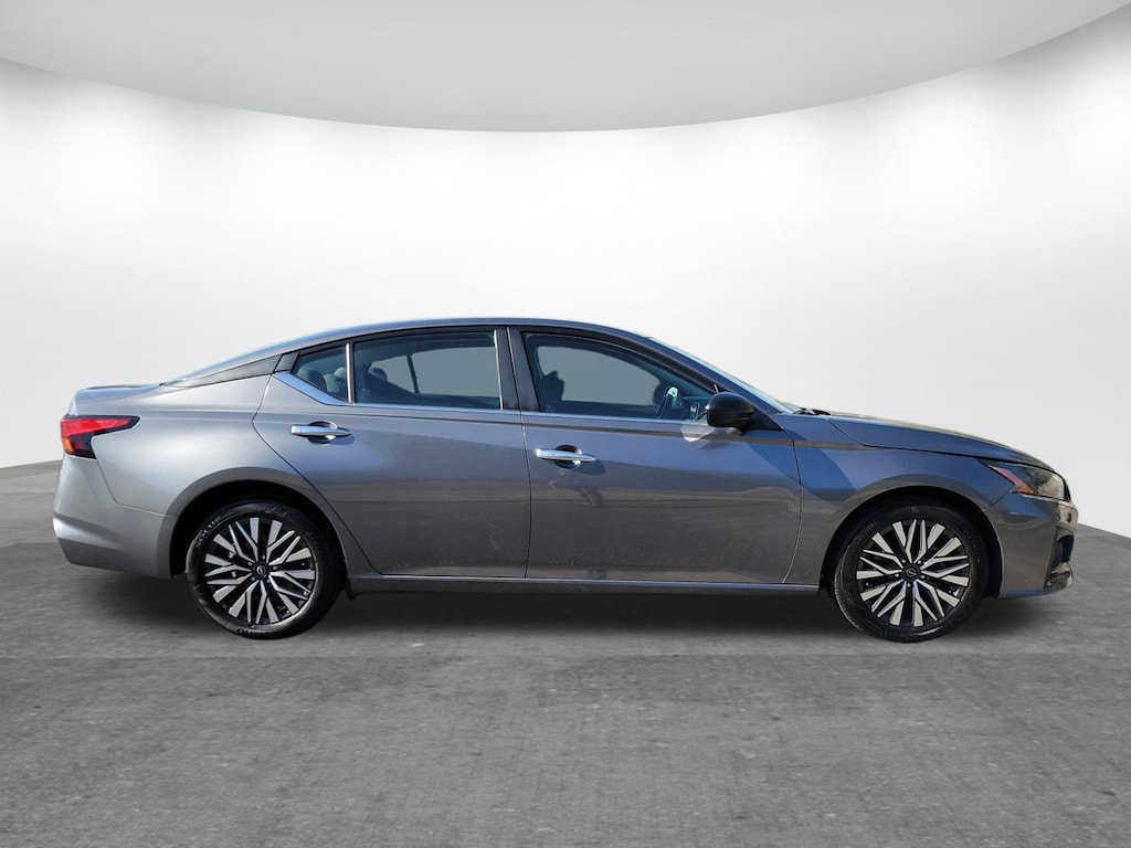 Used 2024 Nissan Altima 2.5 SV Sedan