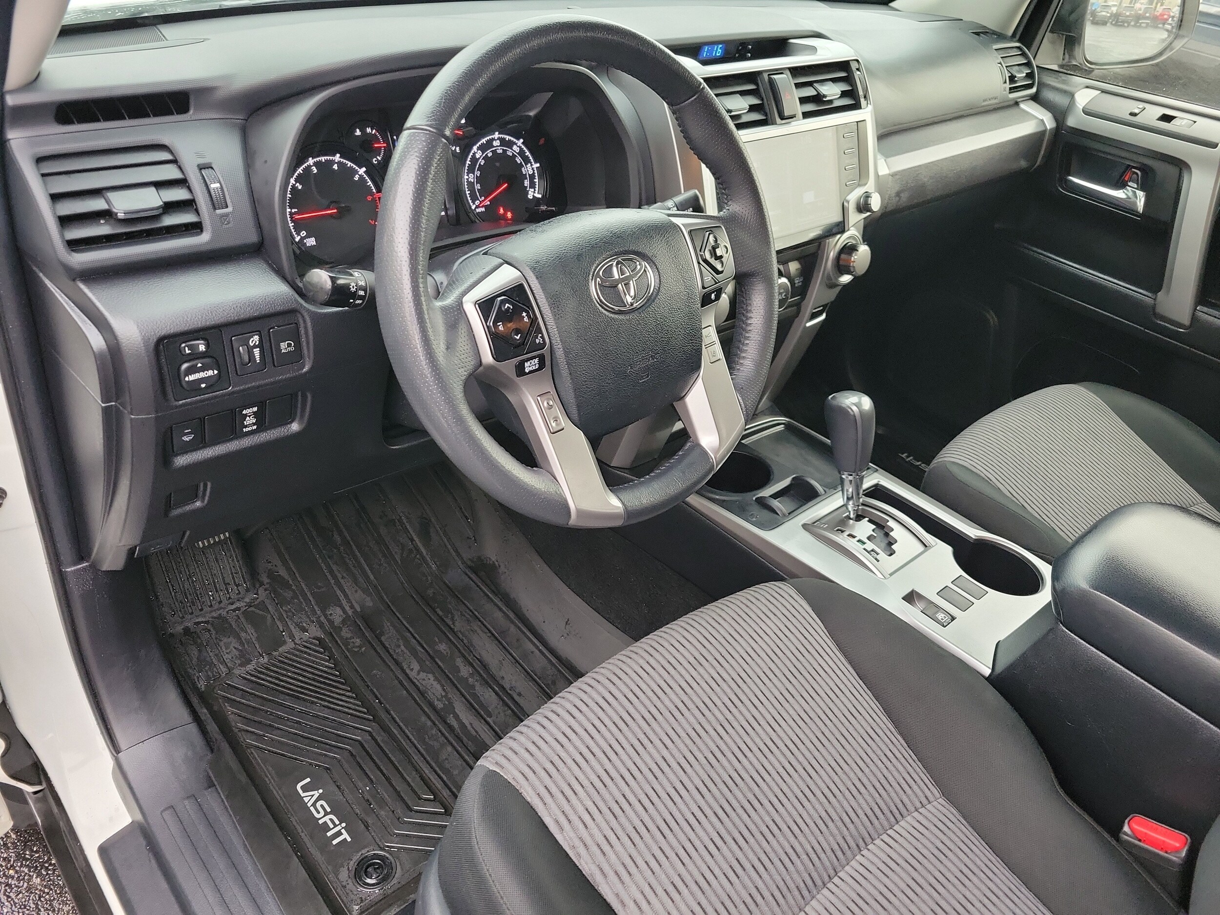2021 Toyota 4Runner SR5 photo 3