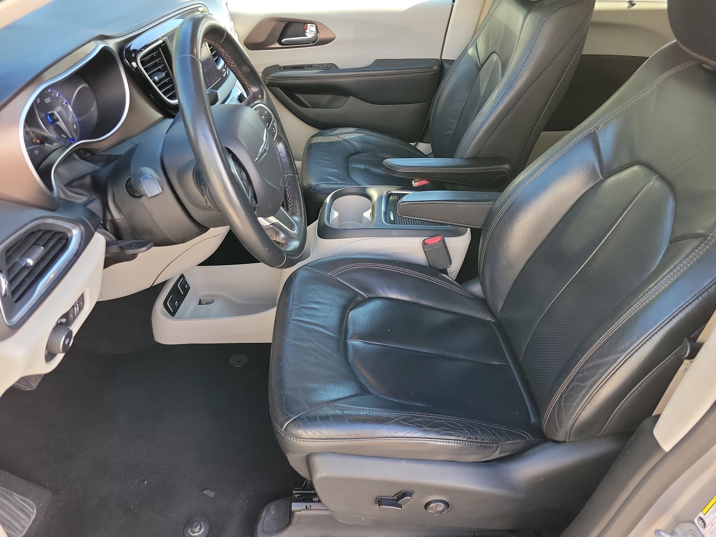 2017 Chrysler Pacifica Touring Plus photo 3