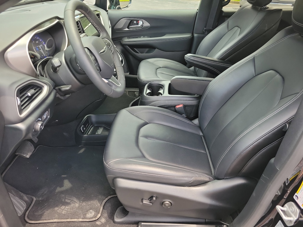 Used 2026 Chrysler Pacifica Select Van Passenger Van
