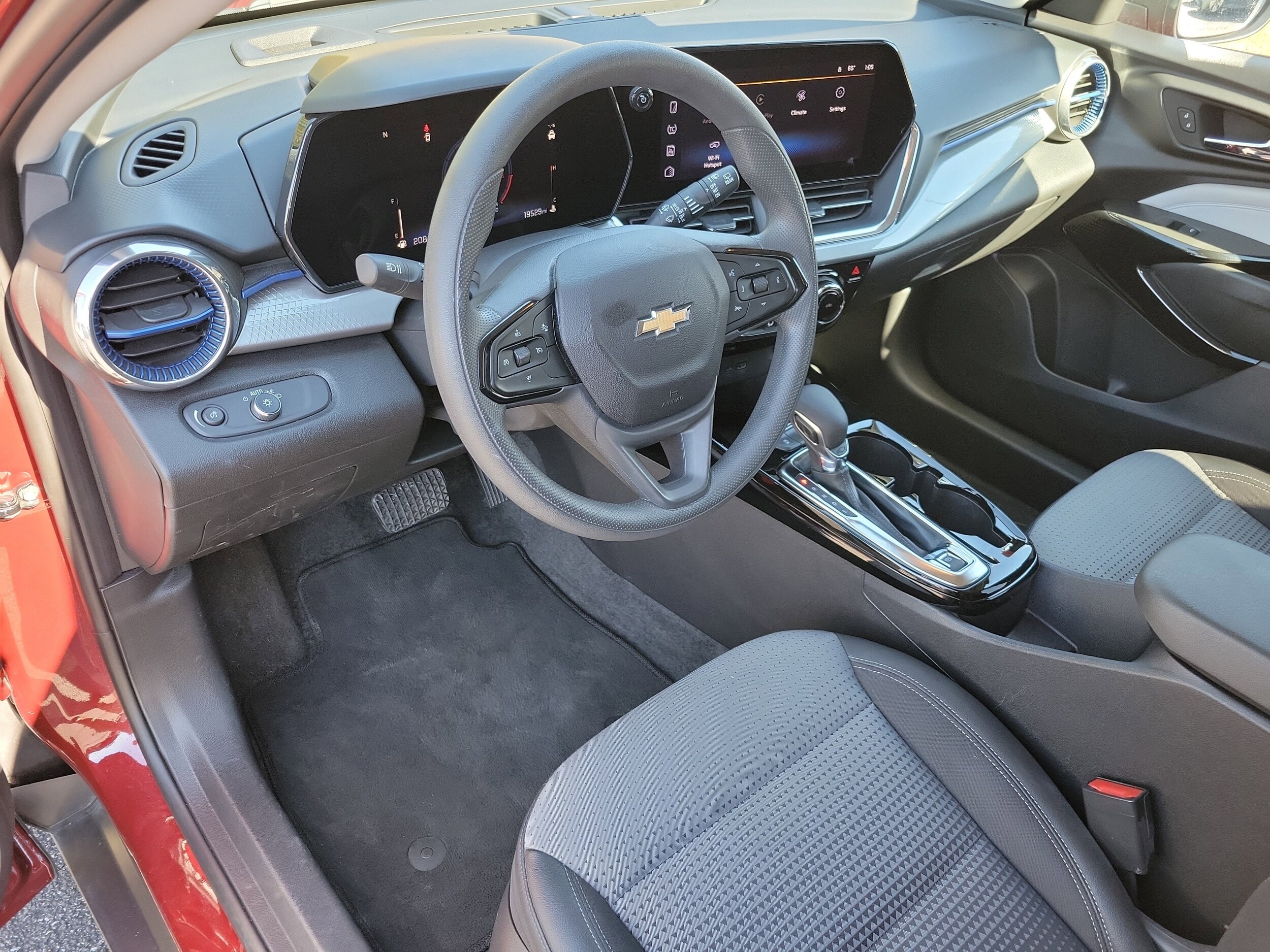 2025 Chevrolet Trax LT photo 3