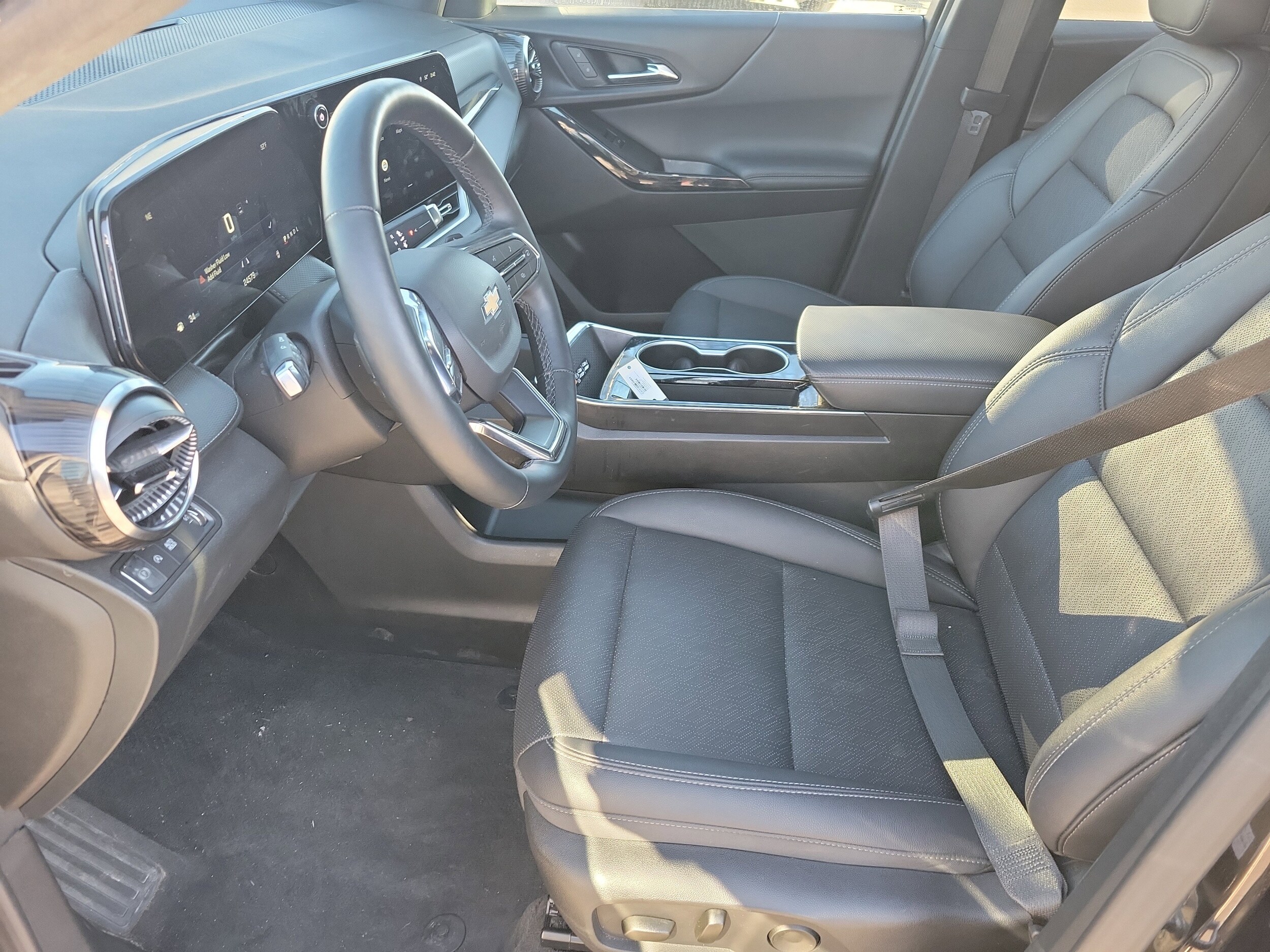 2025 Chevrolet Equinox LT photo 2