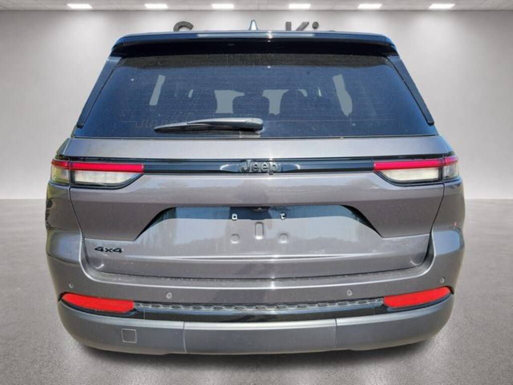Used 2024 Jeep Grand Cherokee Laredo SUV