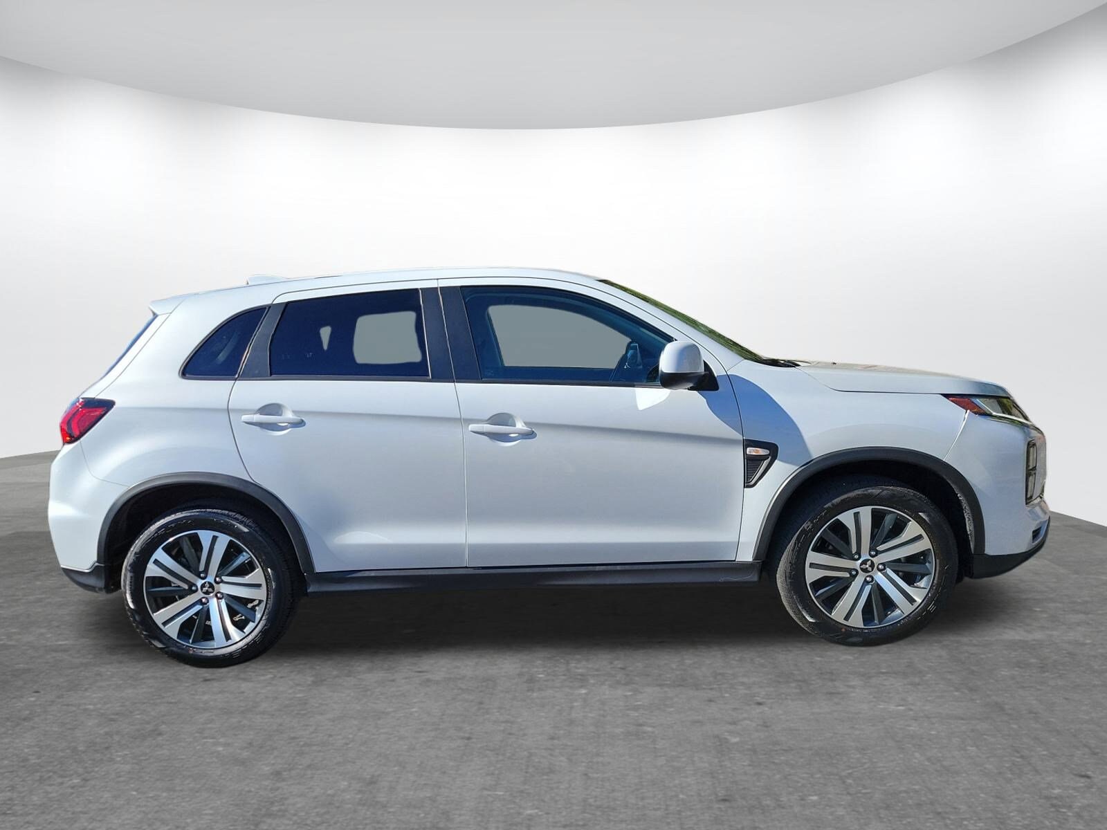 2025 Mitsubishi Outlander Sport SE photo 2